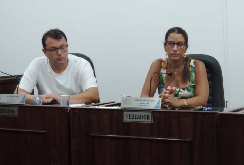 Victor Salles, secretário de Gabinete, e Luciana Meneguel, supervisora fiscal e presidente da Comissão do Reurb