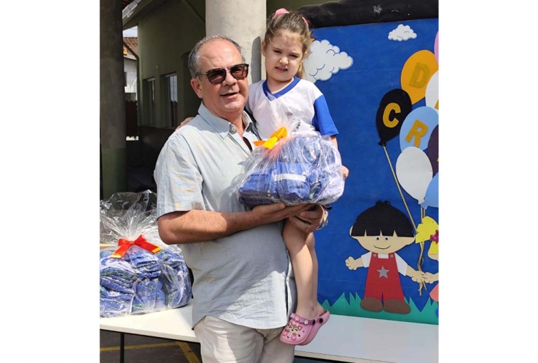 Prefeito Marcão do  Haras com aluna da  educação infantil