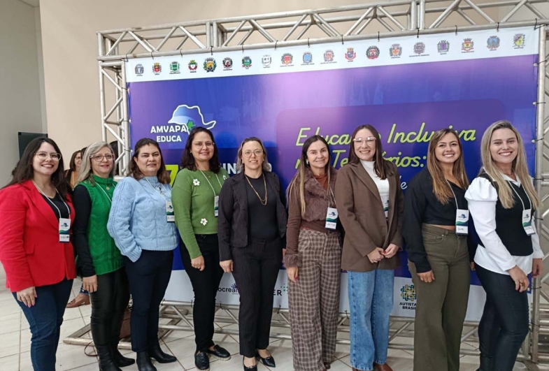 Equipes gestoras da Educação Municipal de Sarutaiá participam de seminário Amvapa Educa