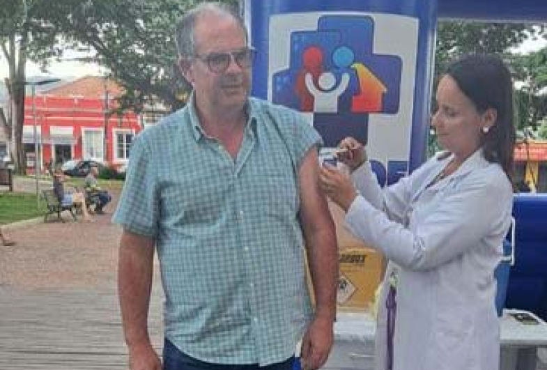 O prefeito de Fartura Marcão do Haras garantiu a sua dose da vacina