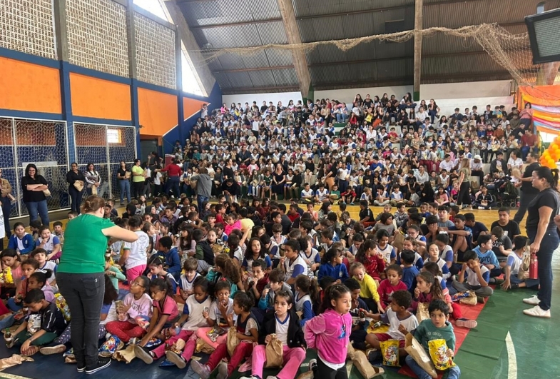 A crianças lotaram o Ginásio de Esportes de Fartura