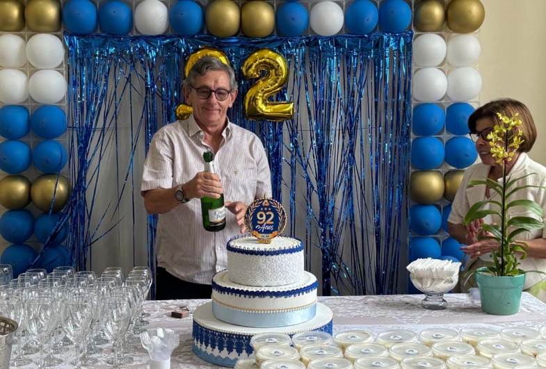 “Viva a Acia” com o estouro de champagne