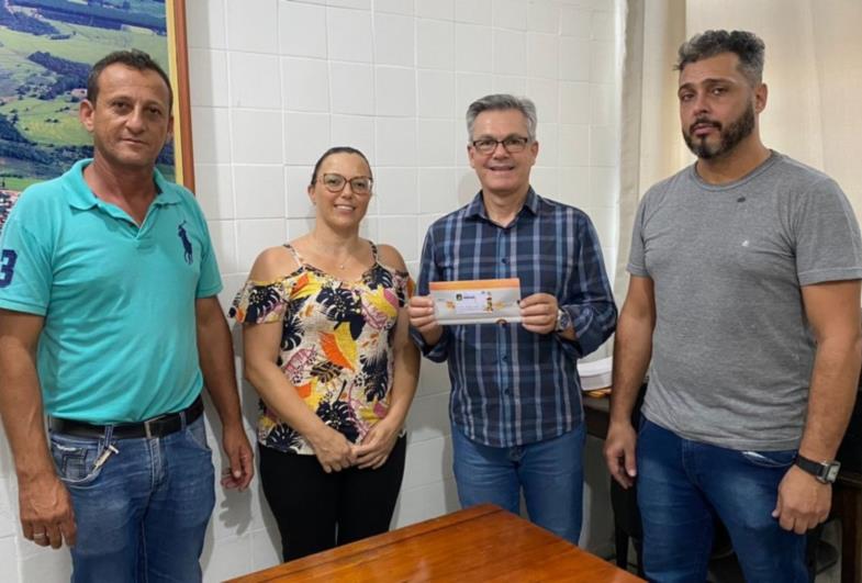 Valorização: Prefeitura de Sarutaiá faz a entrega do Cartão Alimentação aos funcionários 