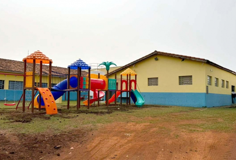 Prefeitura de Sarutaiá instala playground na EMEF Iracema Marcondes  de Alcântara: Investimento em Educação e Bem-Estar das Crianças