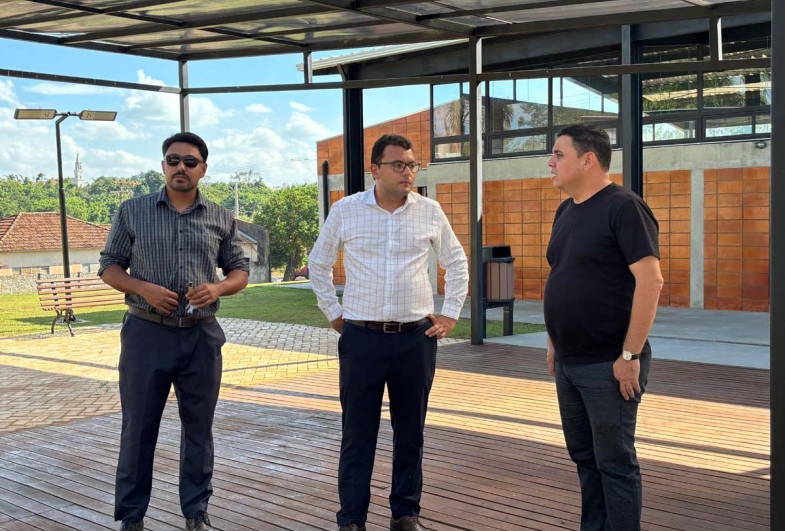 Caio, Victor e Juliano em visita ao local que será a  casa da juventude