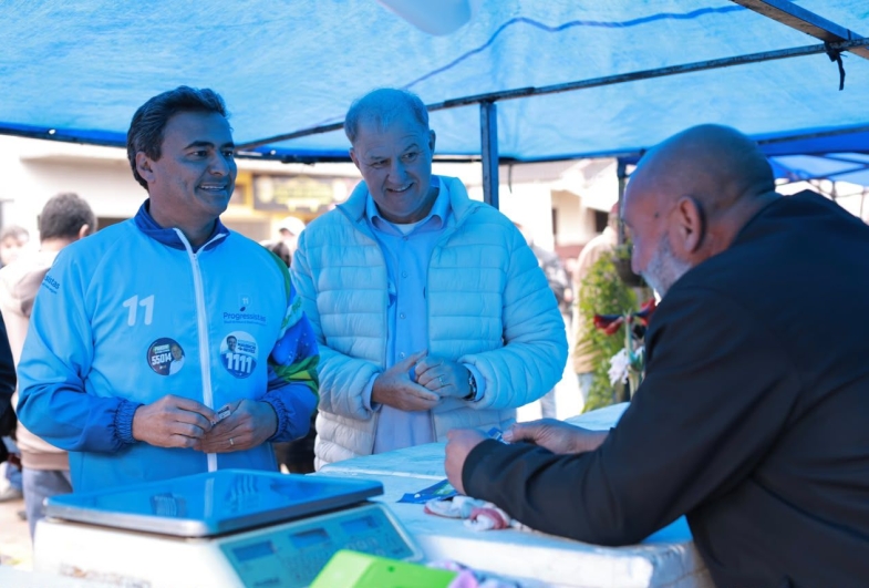 Em Avaré ao lado do candidato a deputado estadual Mário Pardini, Maurício Neves percorreu a Feira de Paranapanema