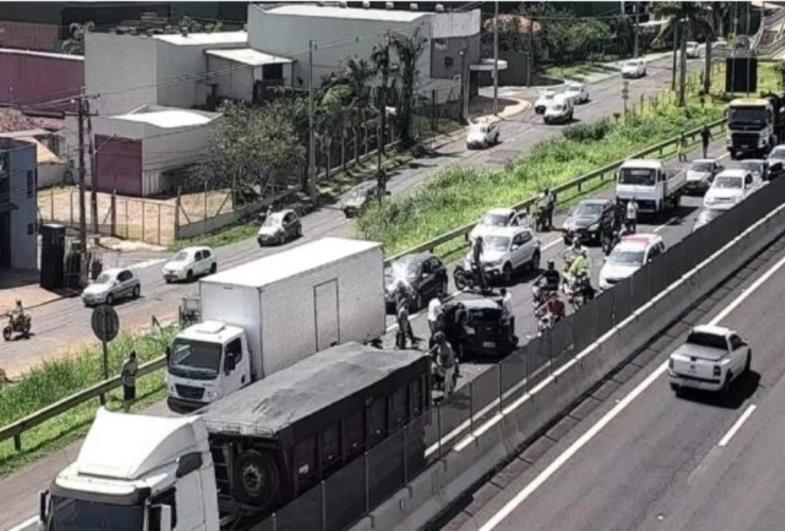 Acidente com vários veículos gera engavetamento na Rodovia do Contorno