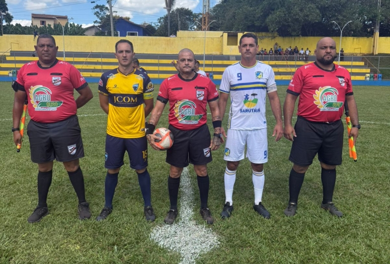 Equipe de arbitragem e capitães de CME Sarutaiá e Nacional Jr