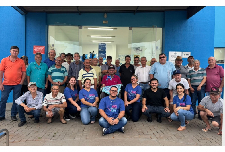 Equipe de saúde com a população masculina que compareceram para orientações
