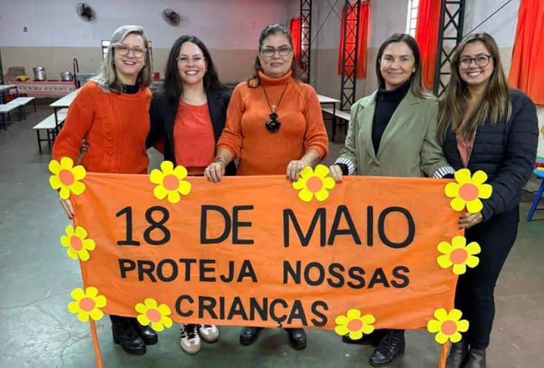 Equipe gestora da EMEF, com a psicóloga e assistente social