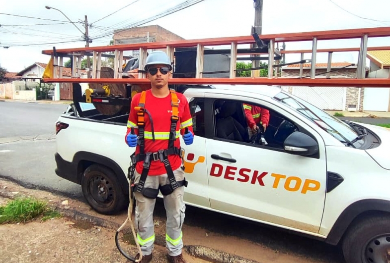 Equipes de empresas de telecomunicações ajudam na retirada de fios