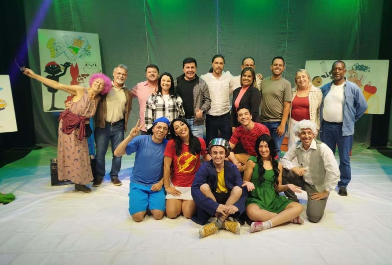 Autoridades de Timburi e secretários da região com os atores do espetáculo