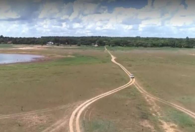 Estiagem faz estrada submersa há 58 anos reaparecer em represa Jurumirim de Avaré
