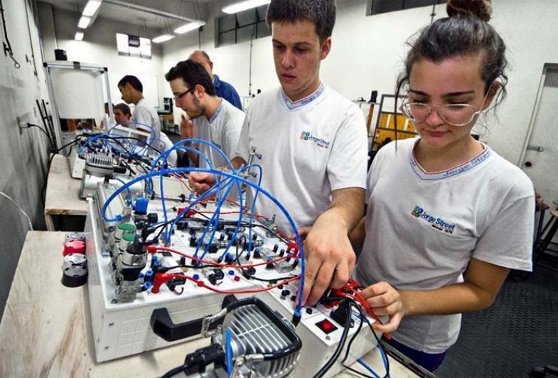 São Paulo vai contratar até 3 mil profissionais em escolas técnicas; veja como participar