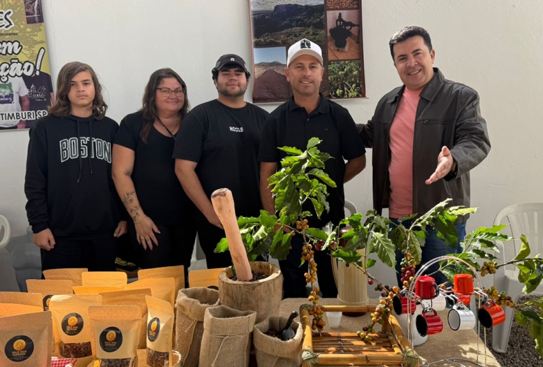 Everaldo e Patrícia com a família expondo  produtos derivados do café