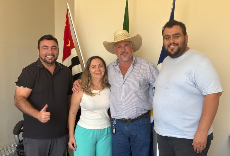 Ex-secretário de Educação Xão Chechi, atual secretária Maria Vilma, prefeito Roberval de Oliveira e ex secretário Luiz Alcides