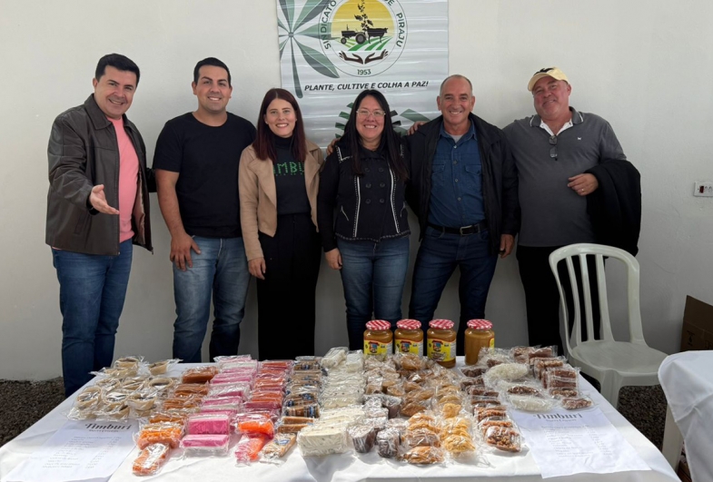 O artesão Fernando Maranho com o prefeito Cristiano,  Felipe, Niltiele, Sandra e Luiz Henrique