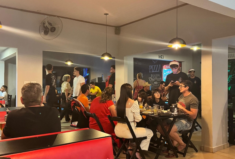 O espaço do restaurante conta com um confortável espaço interno para acomodar os visitantes
