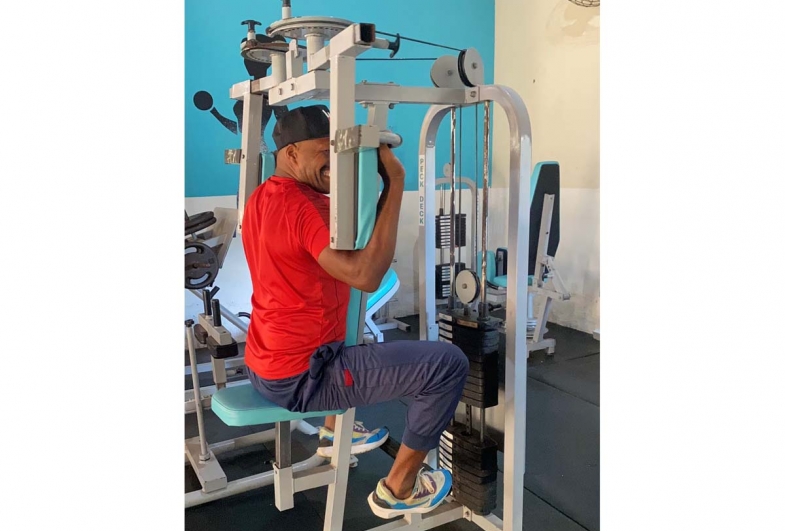 As aulas de musculação são orientadas pelo personal trainer Gerson