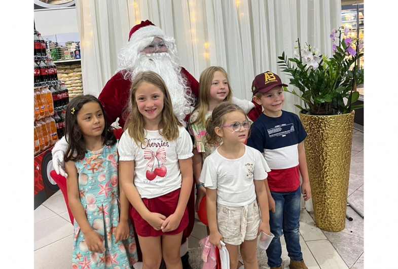 Papai Noel conversou e tirou fotos com  as crianças no supermercado
