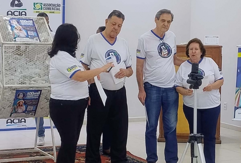 Acia premia consumidores de Avaré da campanha Vales-Compra