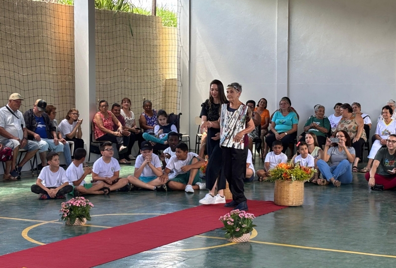 Participantes exibem roupas produzidas  a partir de resíduos reutilizados