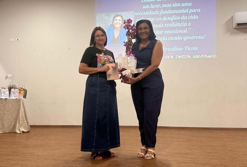 Secretaria da Educação Renata Amaro  e professora Claudicir Brazilino Picolo