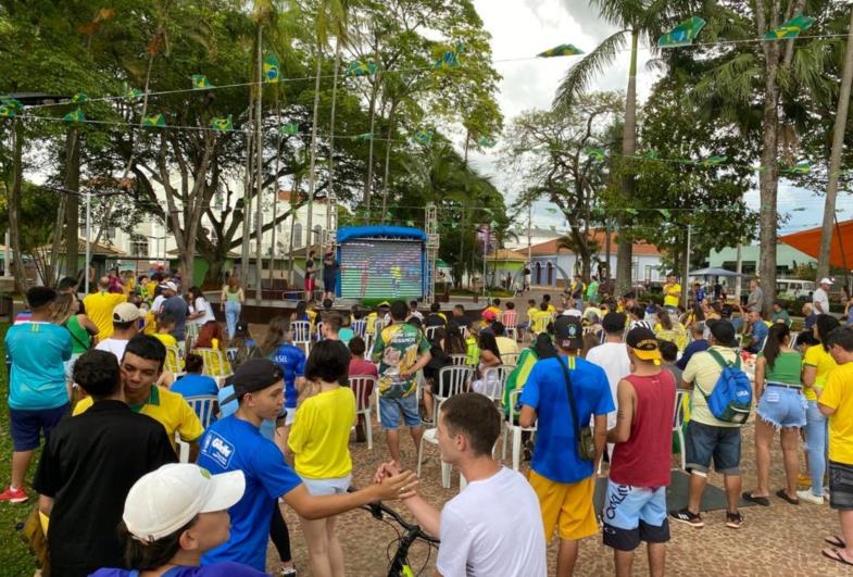 FARTURENSES VÃO NA PRAÇA ASSISTIR A SELEÇÃO BRASILEIRA