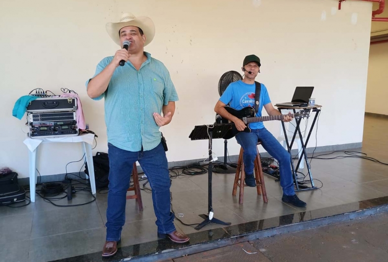 Dupla avareense Julio Mattos a Adriano abrilhantou o evento