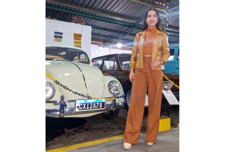 Fernanda Castellucci, associada da AAVANT,  ao lado do Fusca 1967 de Dulcidio Almeida