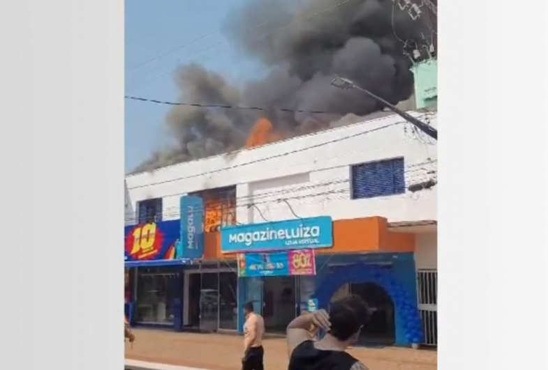 Fogo atingiu 200 m² de loja de roupas em Taquarituba, diz Corpo de Bombeiros