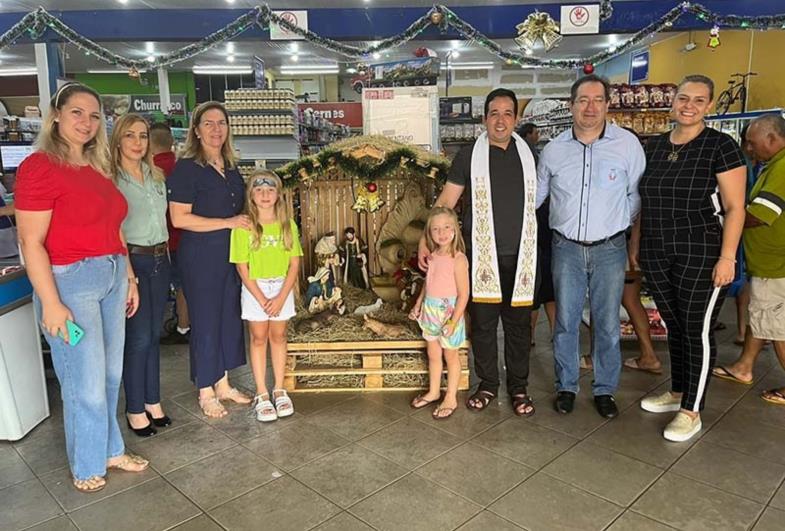 PAPAI NOEL CHEGA NO SUPERMERCADO SÃO FRANCISCO E FAZ A FESTA DA CRIANÇADA