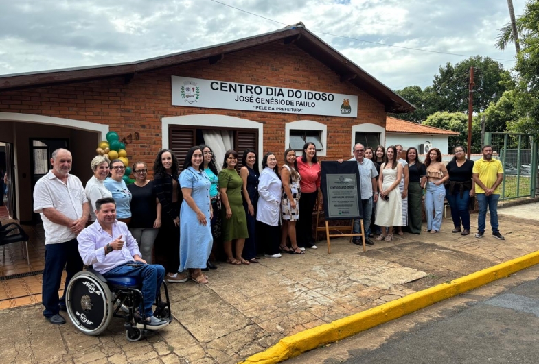 O prefeito Marcão do Haras, vice-prefeita Célia, os vereadores Toninho do Batista e Andersom e a secretária Ariele com a equipe da Secretaria de Assistência Social