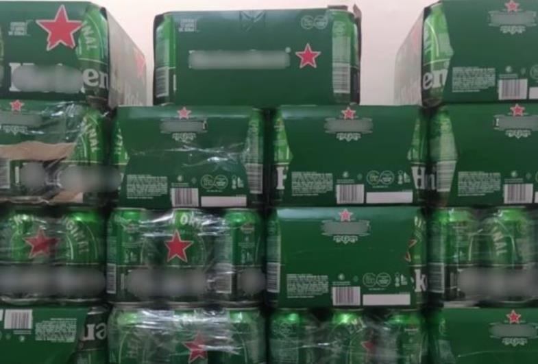 Homem tenta furtar mais de 200 latas de cerveja e diz à polícia que iria vendê-las para pagar pensão