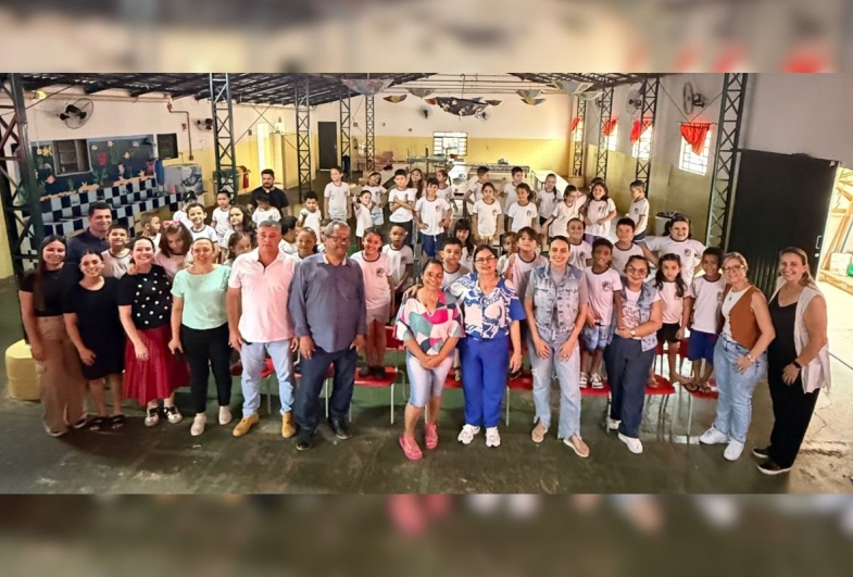 Escritor Júlio Emílio Braz visita escola de Sarutaiá e participa de atividade literária
