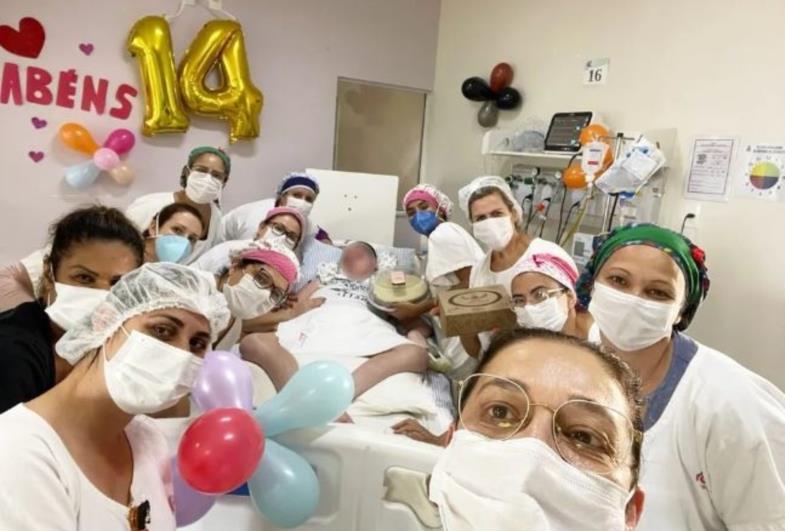 Adolescente que mora no hospital desde o nascimento ganha festa de aniversário surpresa dos médicos