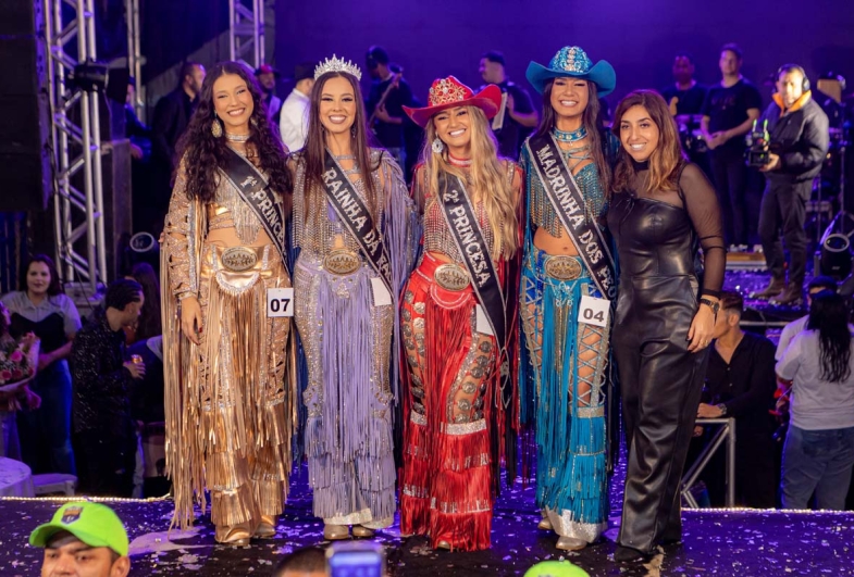Rainha Yasmin Heloise, Primeira Princesa Gisele Gordiano, Segunda Princesa Mikaella Vitória e Madrinha dos Peões  Ana Julia Silva, ao lado da coordenadora de Cultura