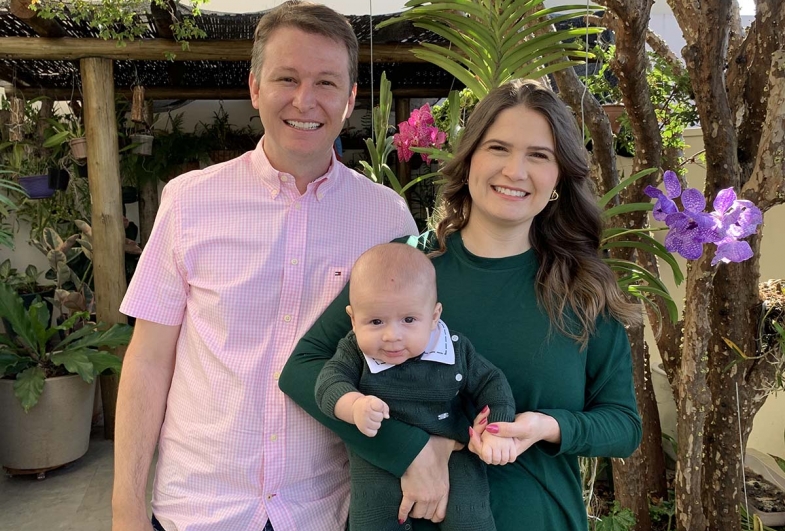 Casal Luiz e Amanda com o filho Mansueto de quatro meses