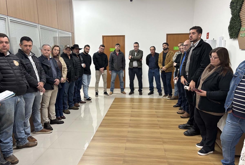 Representantes de todos setores ligados a realização da 37ª ExpoTaguai presentes na assinatura do patrocínio master do Sicredi