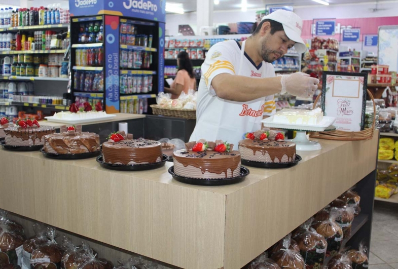 Confeiteiro escrevia no bolo conforme o cliente pedia