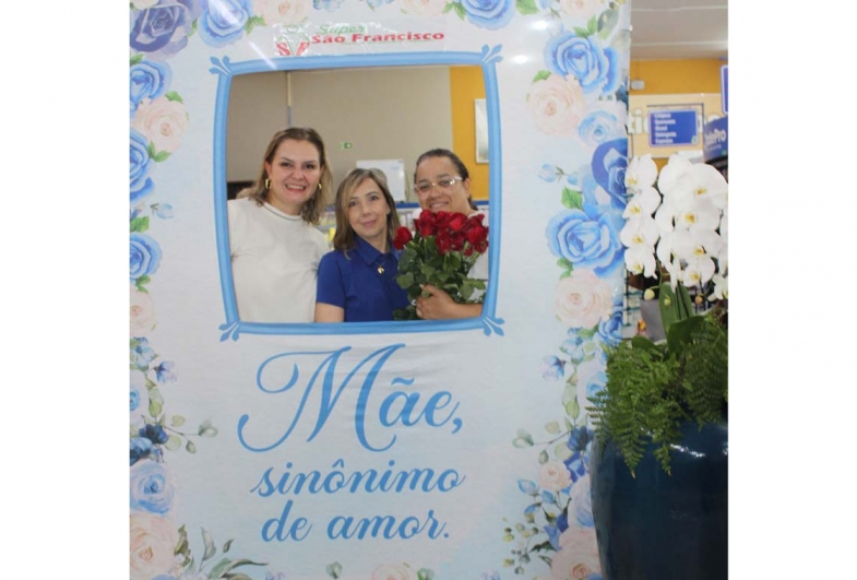 Proprietária Laís homenageou as funcionárias mamães na manhã do sábado, dia 10