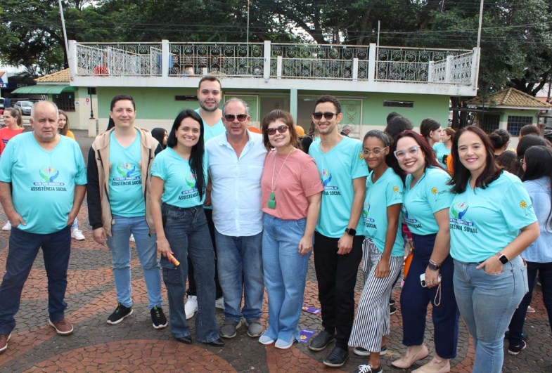 Prefeito Marcão e a primeira-dama Elisangela Souza com as equipes organizadoras do evento