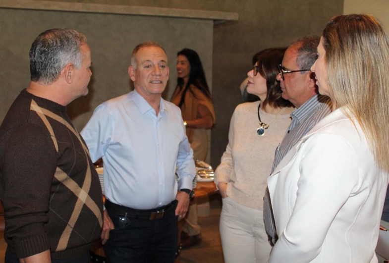 Os prefeitos Edinho e Marcão, primeiras-damas Elisângela e Pety durante conversa com o secretário Jorge Lima
