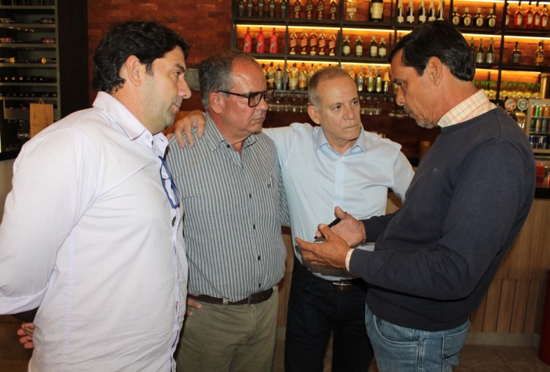 Sildemar, prefeito Marcão e Jorge Lima atentos na explicação do secretário de Turismo e Cultura de Fartura, André Bertoni