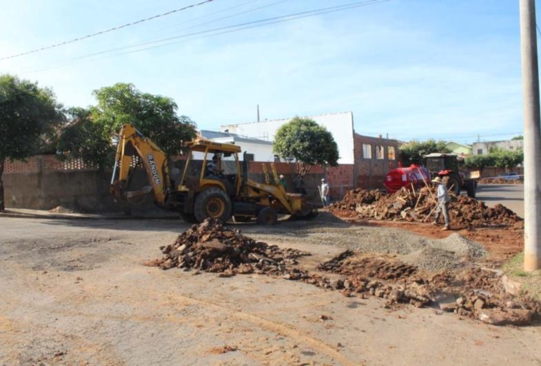 Fartura promove intervenções para reconstruir canaletas de águas pluviais no bairro Bela Vista