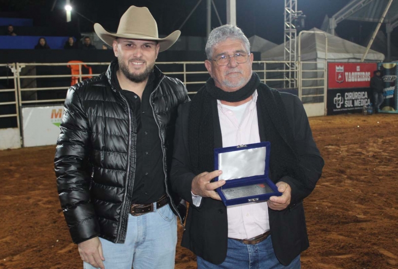 Organizadores da 1ª Festa da Pinga em 1969 são homenageados em Timburi 