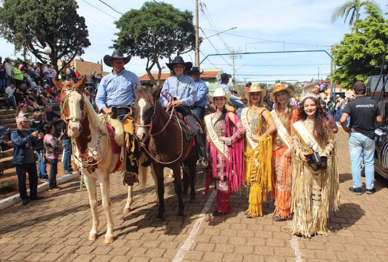 Cavalgada da Fespinga reúne milhares de pessoas pelas ruas de Timburi