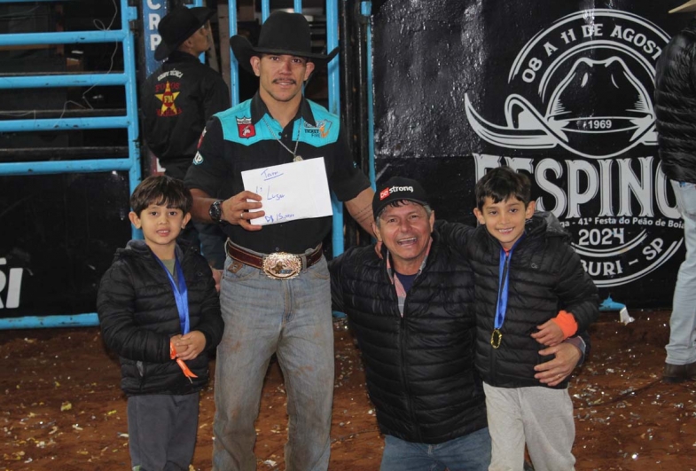 John Carlos Moreira e Wellinghton Nogueira são os campeões do rodeio em Timburi