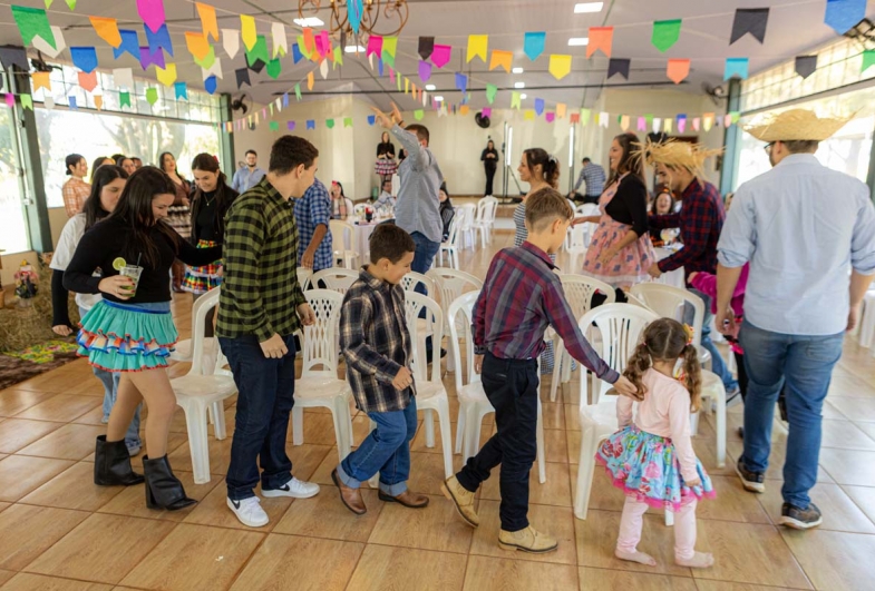 Equipe se divertindo na dança das cadeiras