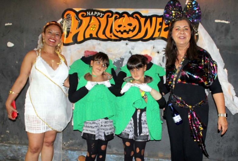 Step by Step English School realiza festa de Halloween